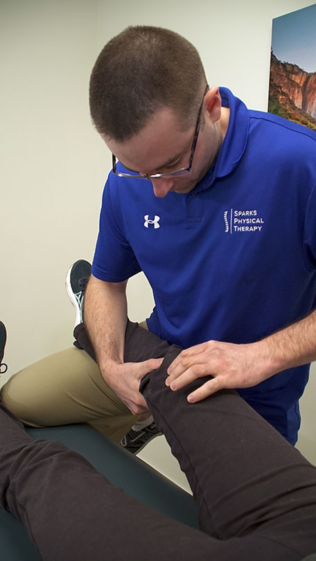 Knee-mobilization-to-improve-knee-extension-(straightening-of-the-knee)